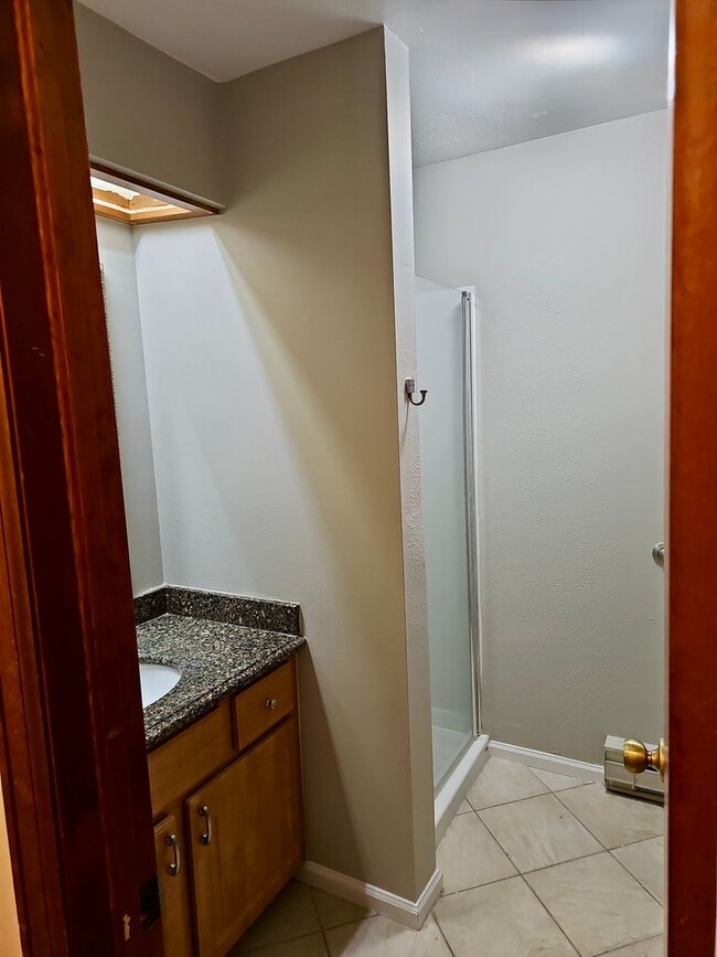 Building Photo - 2 Bedroom 2 Bath Condo in Pier Point Village