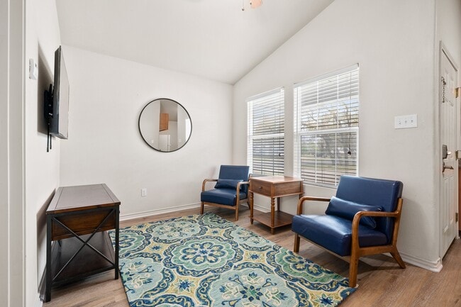 Primary Photo - 113 Gillespie Ln