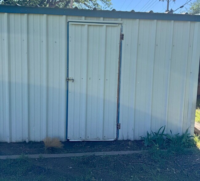 Building Photo - "Charming 3-Bedroom Gem with 2 Full Baths on 54th Street – Spacious 1,725 Sq Ft Haven in Lubbock!"