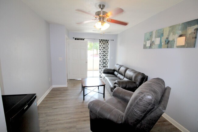 Building Photo - 1458 Bradley Dr