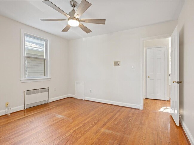 Building Photo - Vintage home with Modern finishes and fenc...