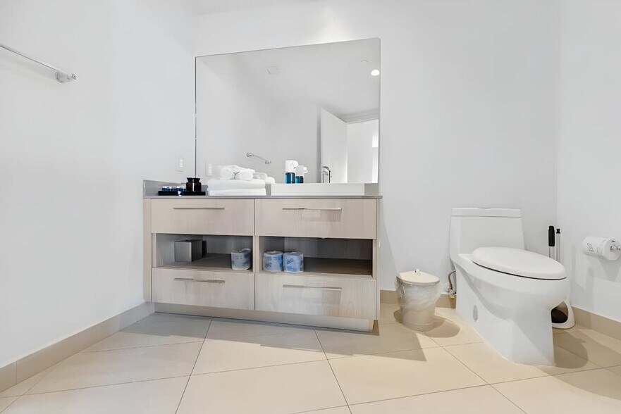 Building Photo - 4011 S Ocean Dr