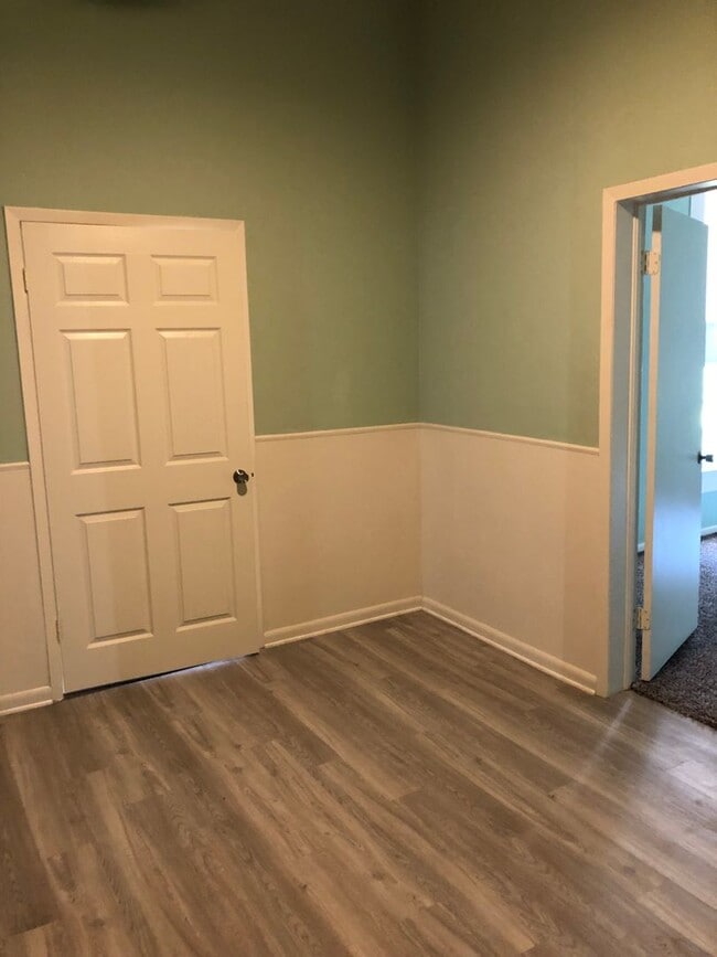 Building Photo - SPACIOUS THREE BEDROOM, TWO BATH HOME