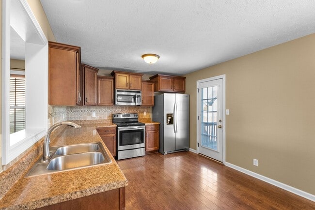 Building Photo - Large, Nice home close to Fort Campbell and Shopping