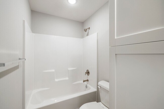 Building Photo - 3 bedroom duplex with a fully fenced yard-Westbury Gardens!