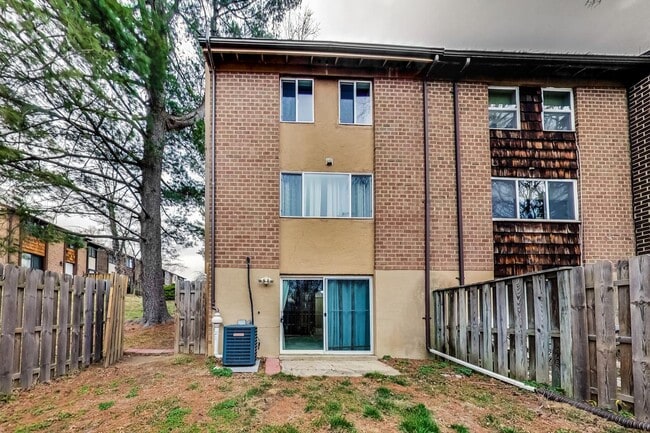 Building Photo - COMING SOON - Updated 3+2.5 End Unit w/ 2 PARKING SPACES