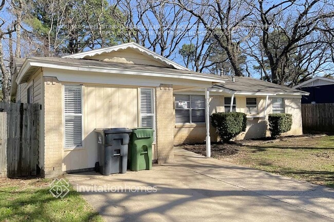 Building Photo - 811 Clover Park Dr