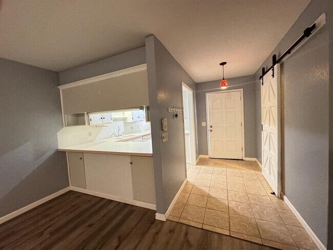 Building Photo - 905 Rambling Oaks Dr