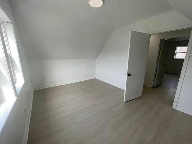 Building Photo - 121 Monroe St