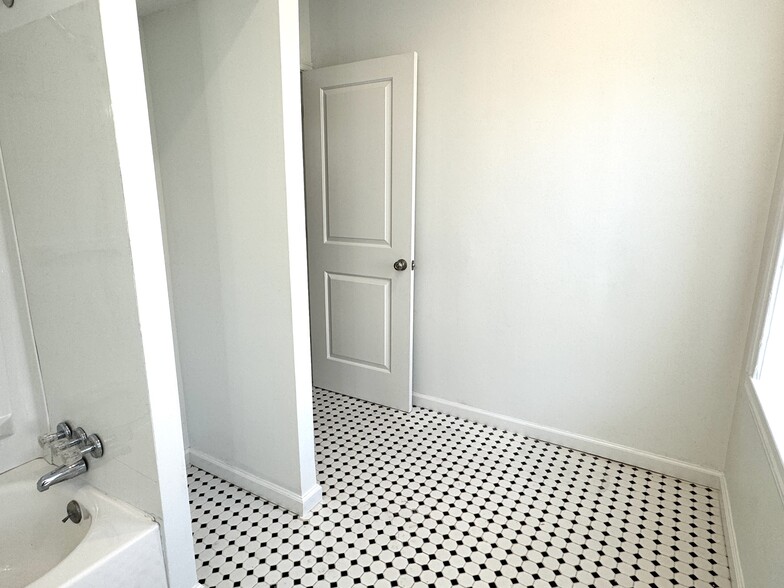 ensuite bath - 4331 Main St