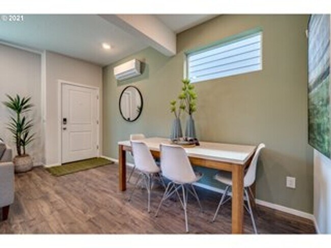 Building Photo - 3 Bed 2.5 Bath Home in Vancouver! Stainles...