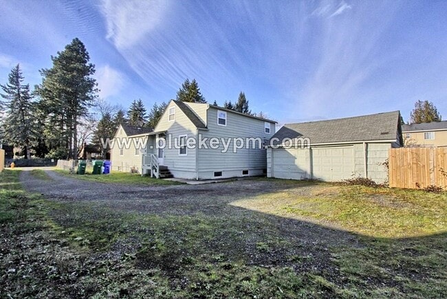 Building Photo - 3 Bed, 1.5 Bath Home with Large Yard and Parking Area in SE Portland