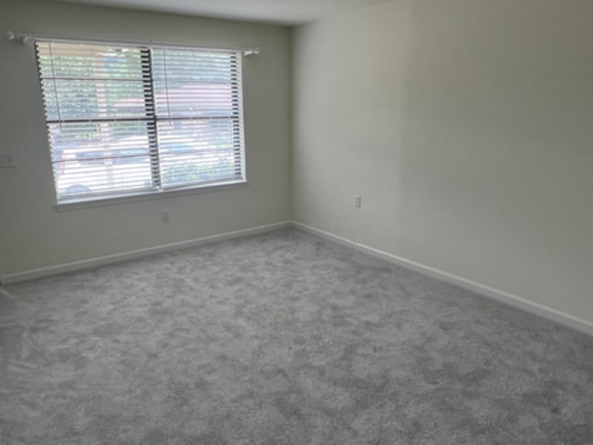 Building Photo - 322 Deer Lake Dr