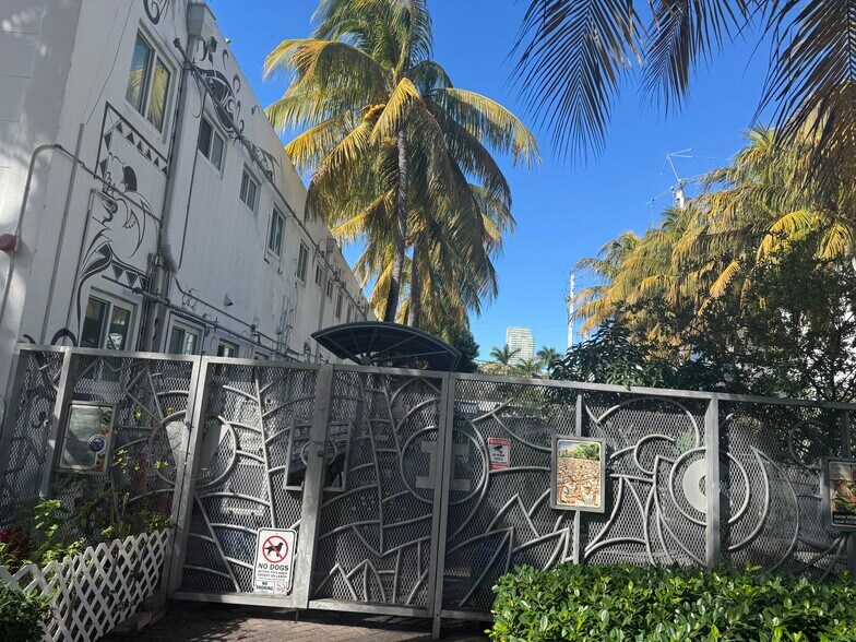 Building Photo - 220 Collins Ave