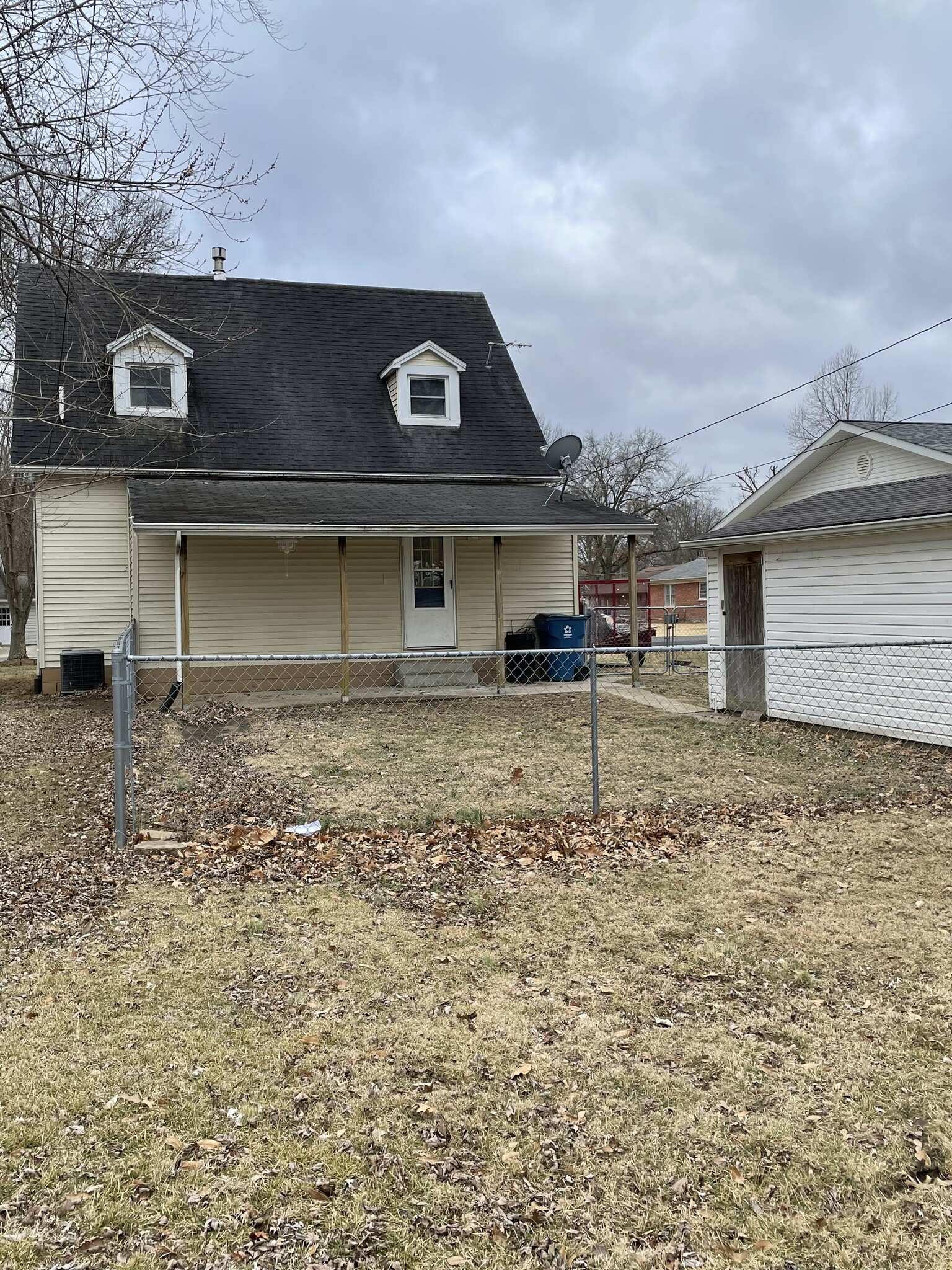 Fenced in yard - 303 E 4th St