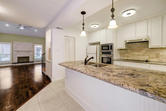 Building Photo - 902 Memorial Village Dr