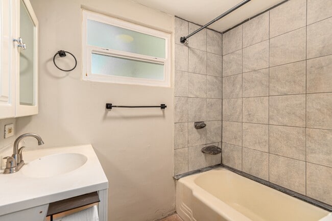 Building Photo - 350 E Kelso St