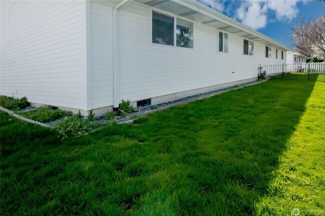 Building Photo - APPROVED APPLICATION - Charming 2 bedroom,...