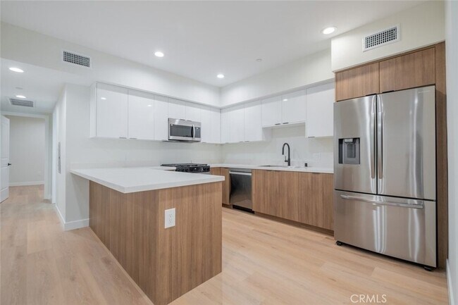 Building Photo - 10218 Fernglen Ave