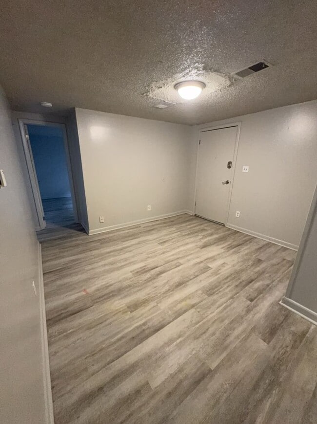 Building Photo - Updated 3 Bed 1 Bath Basement Apartment