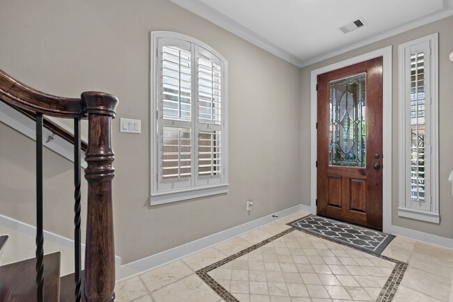 Building Photo - Stunning Single-Family Home in the Heart o...