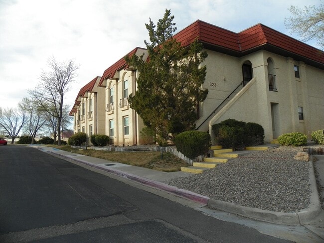 Building Photo - 823 Country Club Dr SE