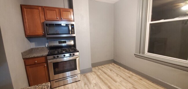 Building Photo - 260 Gross St