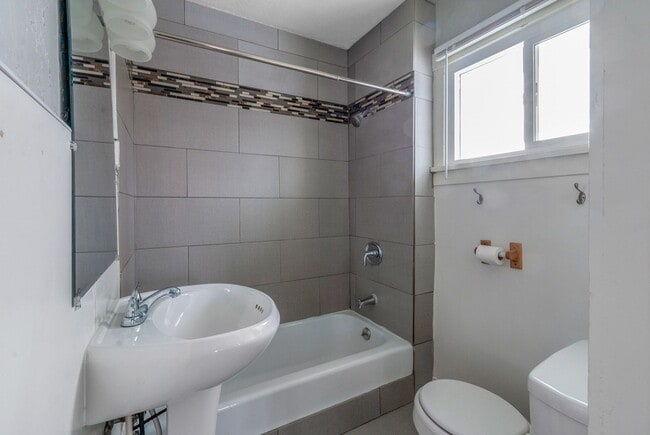 Building Photo - Charming 4 Bed, 2 Bath Home in Ogden, Clos...