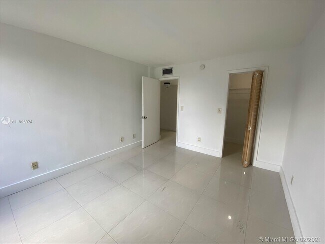 Building Photo - 210 Fontainebleau Blvd