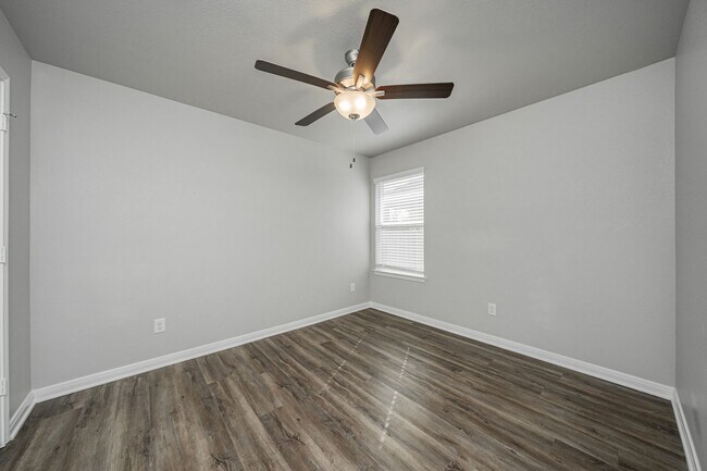 Building Photo - 517 Fallbrook Dr