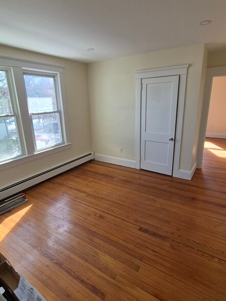 Living room - 131 Paris Ave