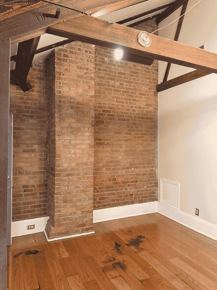 Building Photo - 1117 Royal St
