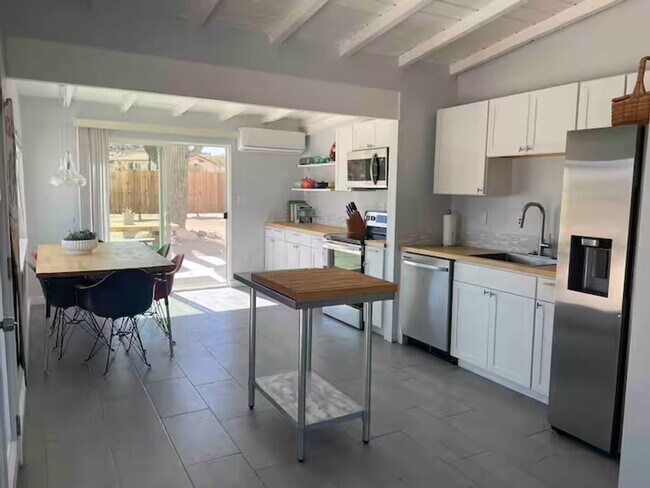 Building Photo - GORGEOUS 2 BED 2 BATH HOME WITH 1 BED 1 BA...