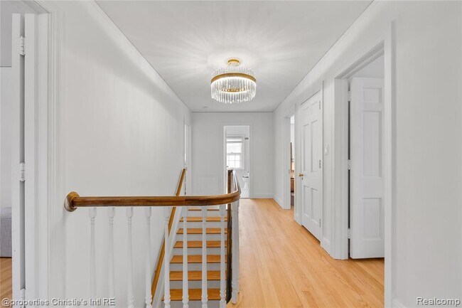 Building Photo - 18694 Oak Dr