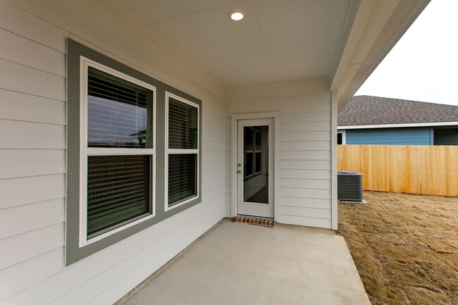 Building Photo - 3 Bedrom 2 bath with a 2 car garage