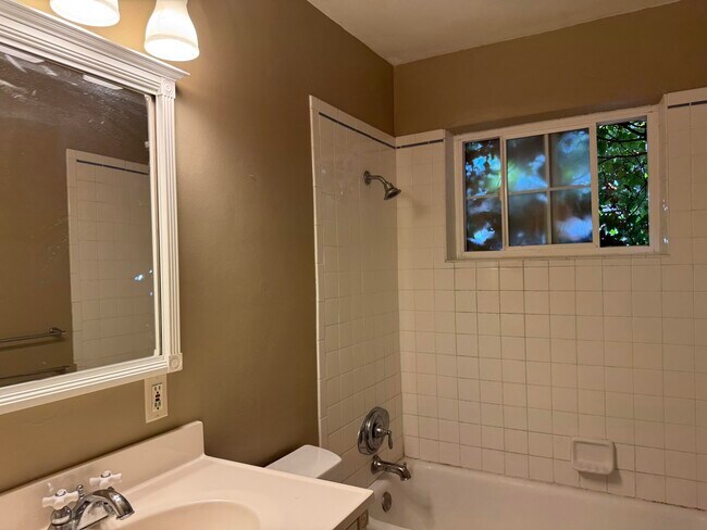 Building Photo - 1039 Princeton Dr NE