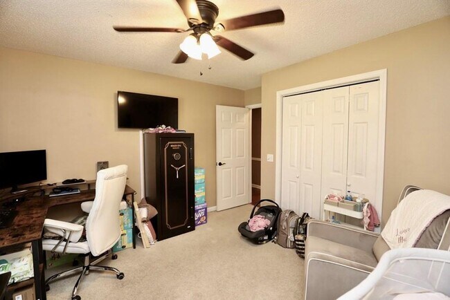 Building Photo - 2415 Edmunds Dr