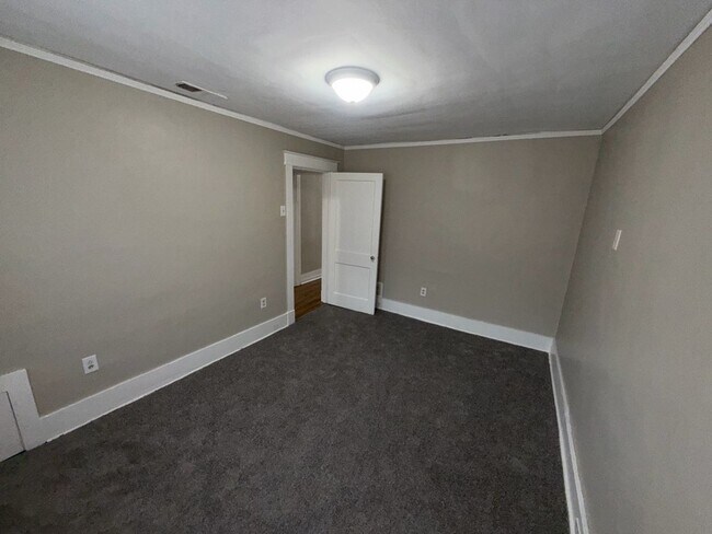 Building Photo - Cozy 2-Bed, 1-Bath Home with Great Location