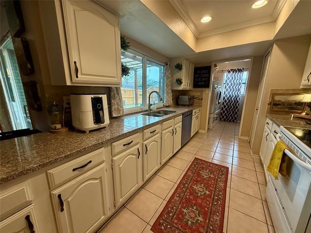 Building Photo - 2104 Victoria Rd