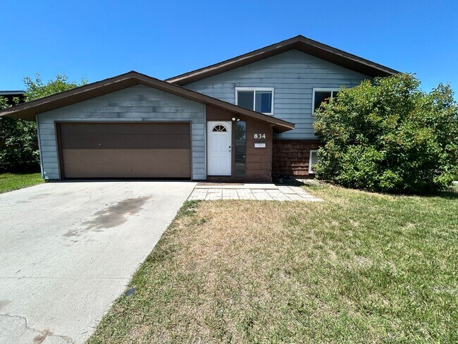 Primary Photo - 5 Bed 2 Bath Home with 2 Car Attached Gara...
