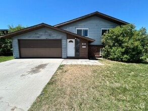Building Photo - 5 Bed 2 Bath Home with 2 Car Attached Gara...
