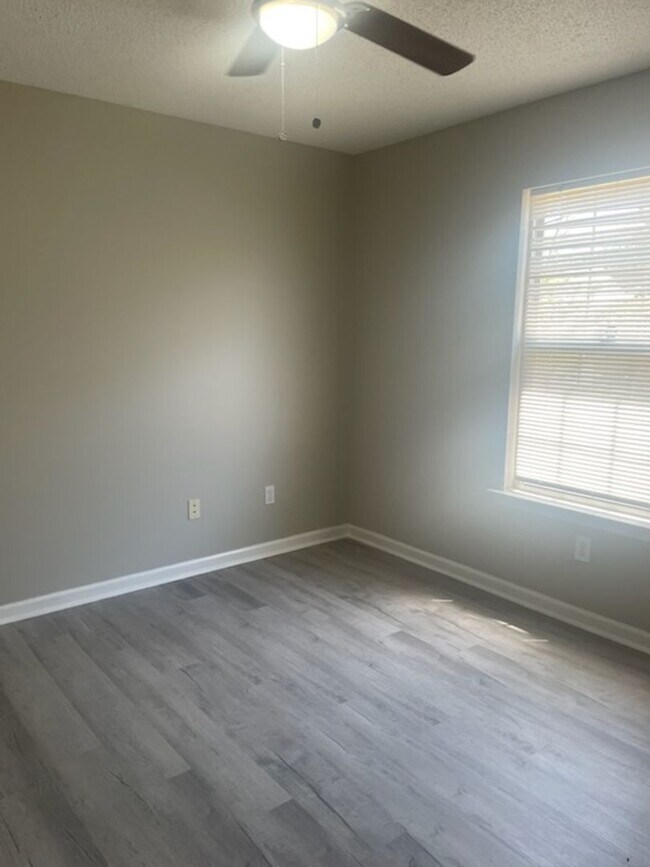 Building Photo - 203 Kitts Dr