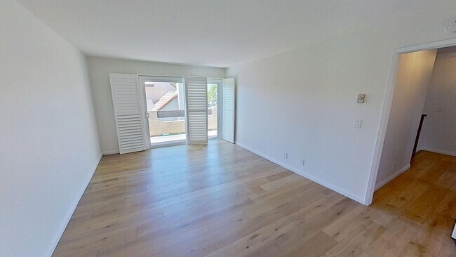 Building Photo - Spacious 3 bed / 3 bath in the More Mesa area