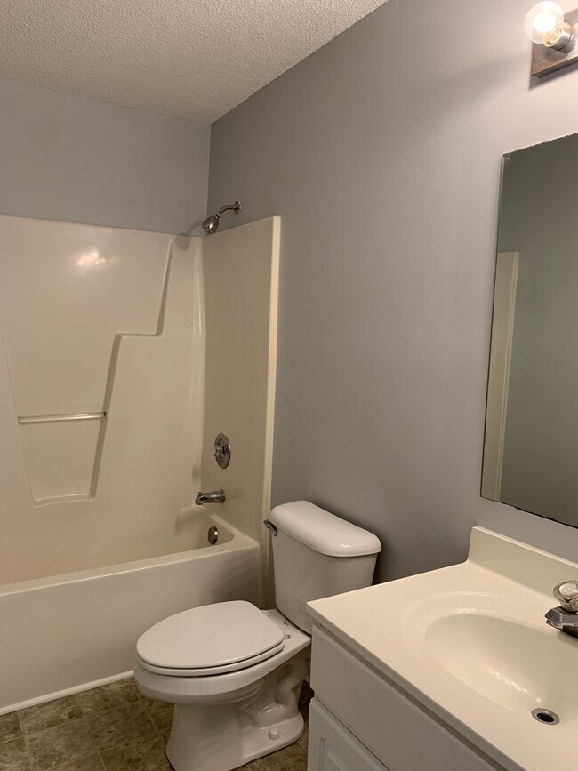 Building Photo - 3 BD, 2 BA House: Freshly Painted + New Flooring + Available Now!