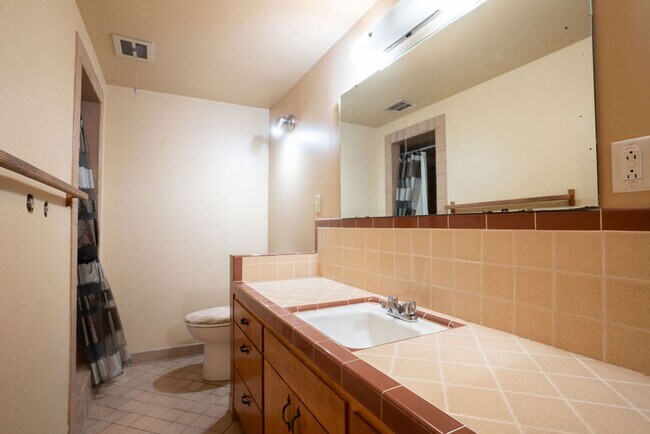 Building Photo - Spacious North Tacoma waterfront Unit with Million dollar Puget Sound Views