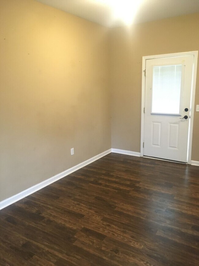 Building Photo - 3 bed 2 bath home on Henderson Hwy