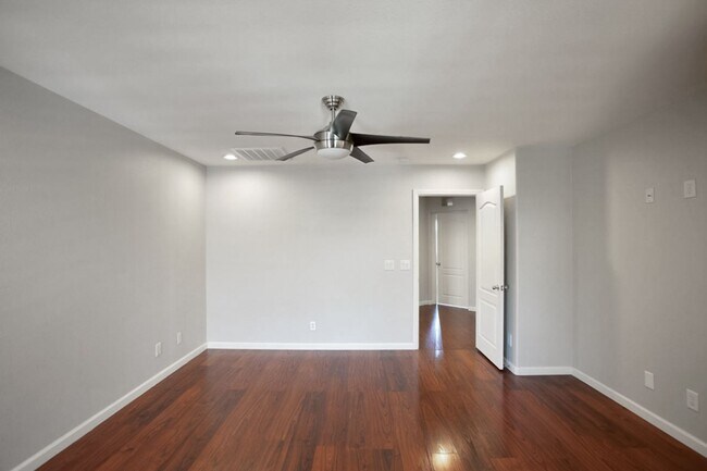 Building Photo - 4 Bedroom, 3 Den West Side Home