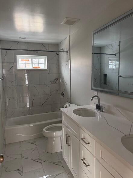 Building Photo - 18 S Main St