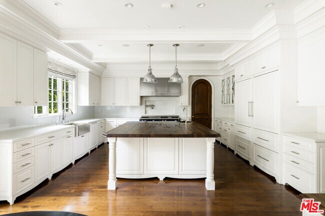 Building Photo - 501 Toyopa Dr