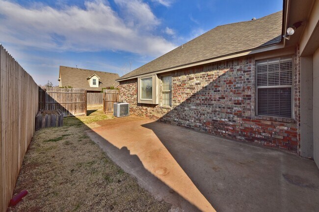 Building Photo - Amazing Home - 3 bed 2 bath - Edmond Schools
